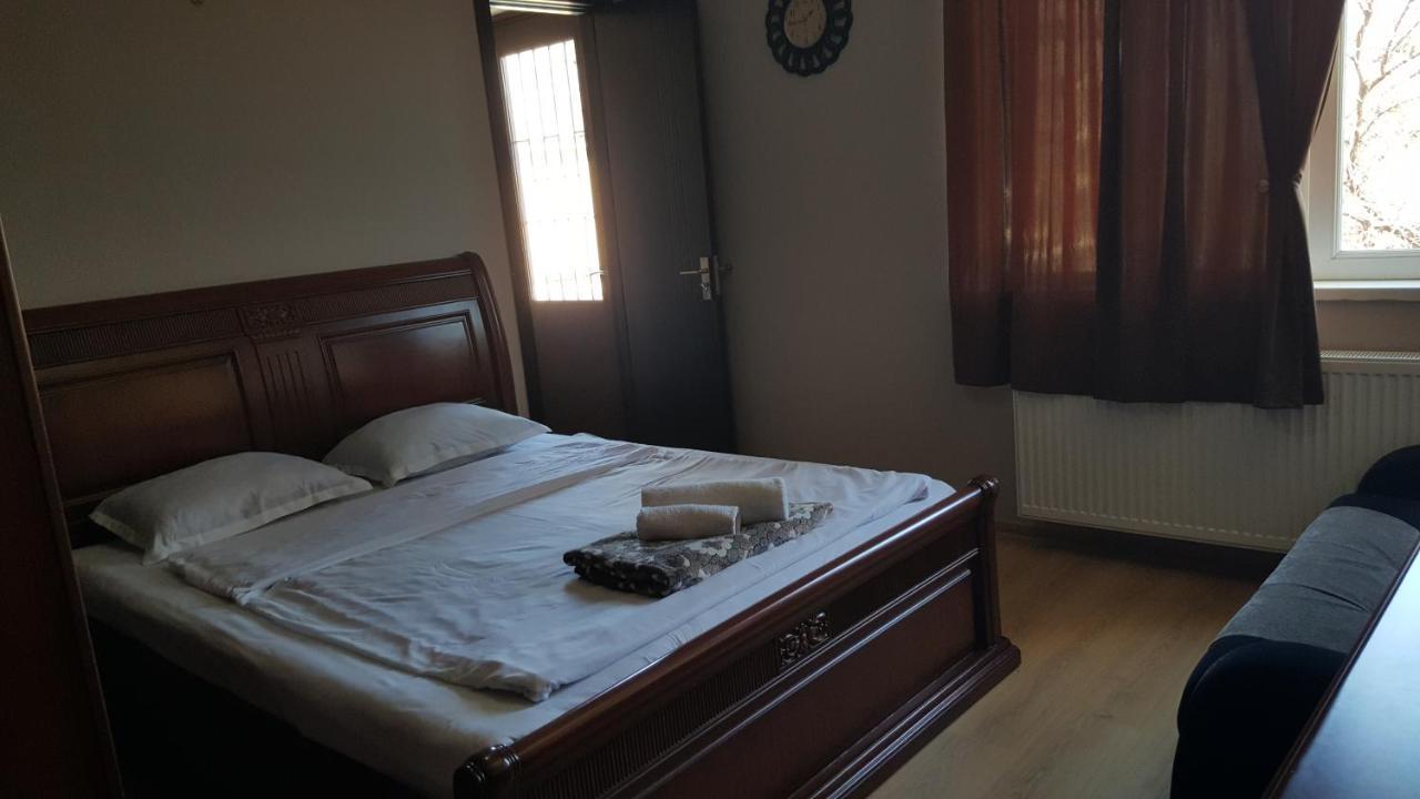 Guesthouse Different ティビリシ エクステリア 写真