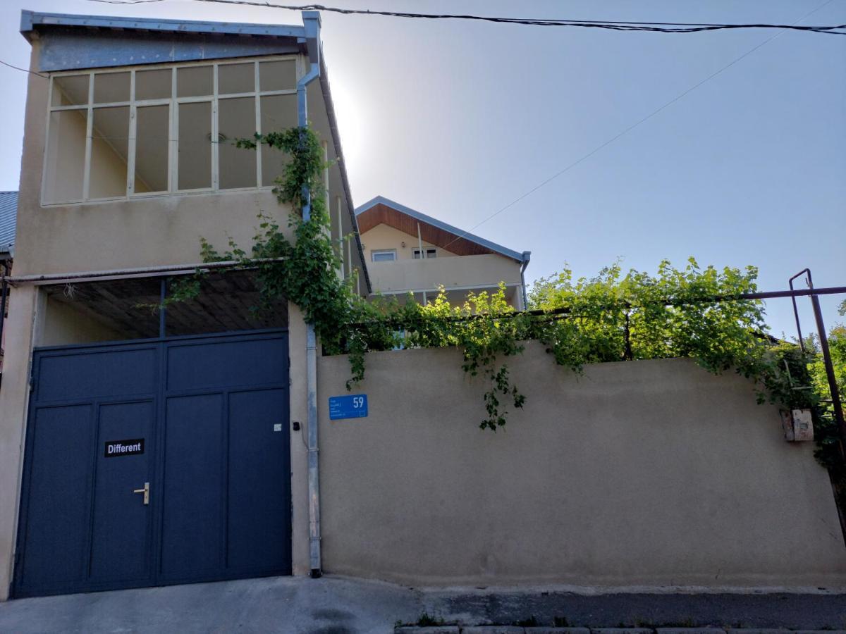 Guesthouse Different ティビリシ エクステリア 写真